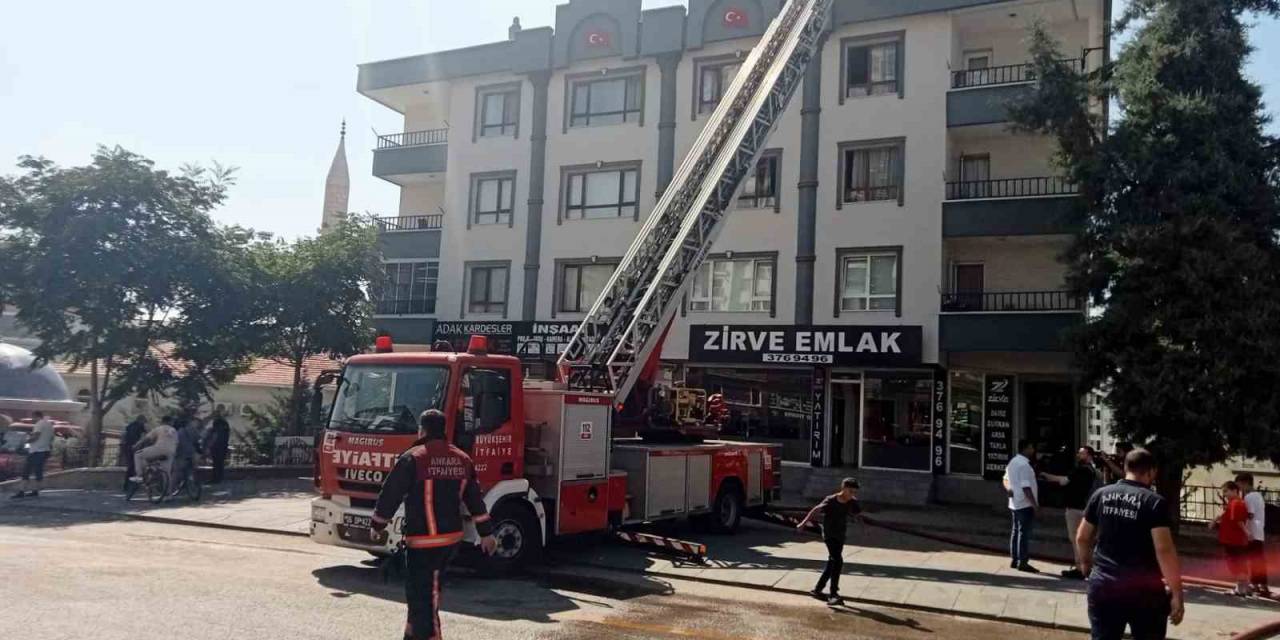 Başkentte Alevlerin Sardığı Apartman Çatısı Küle Döndü