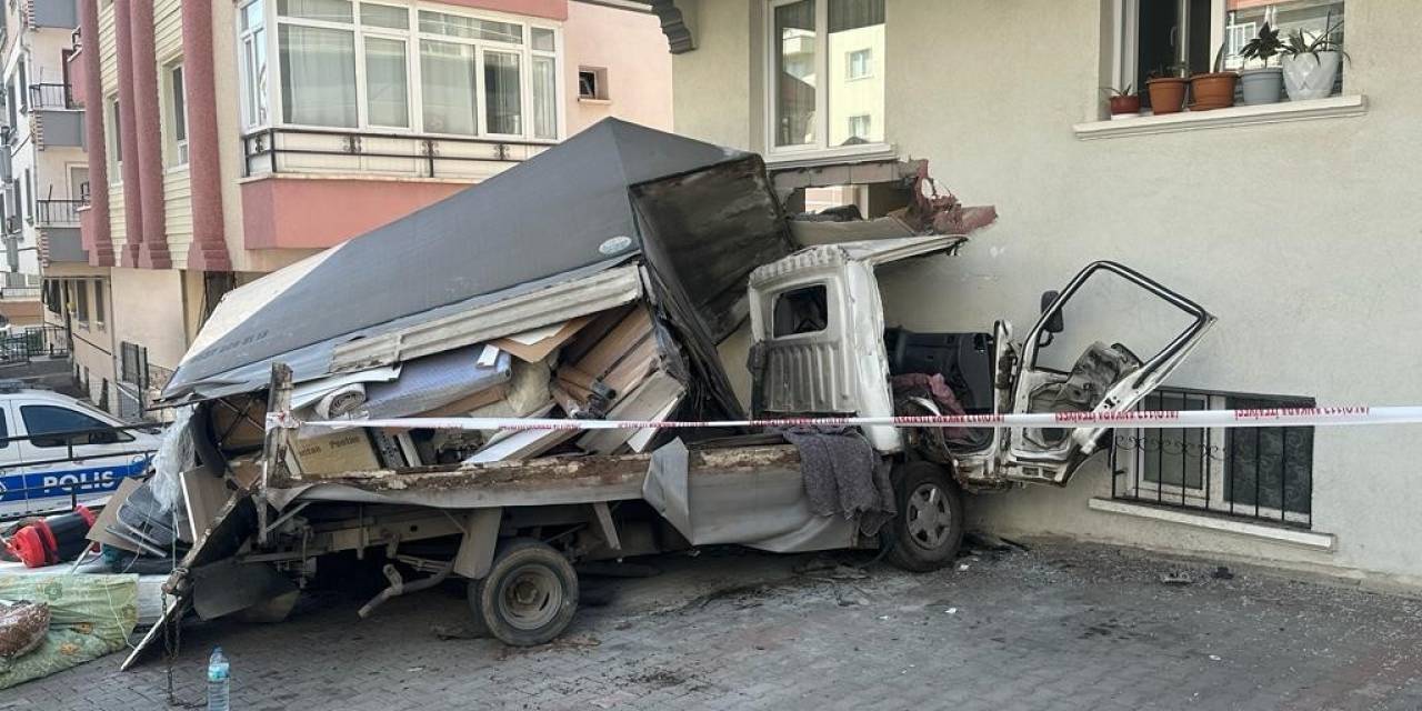 Başkent’te Freni Boşalıp Duvara Çarpan Kamyonetin Sürücüsü Hayatını Kaybetti
