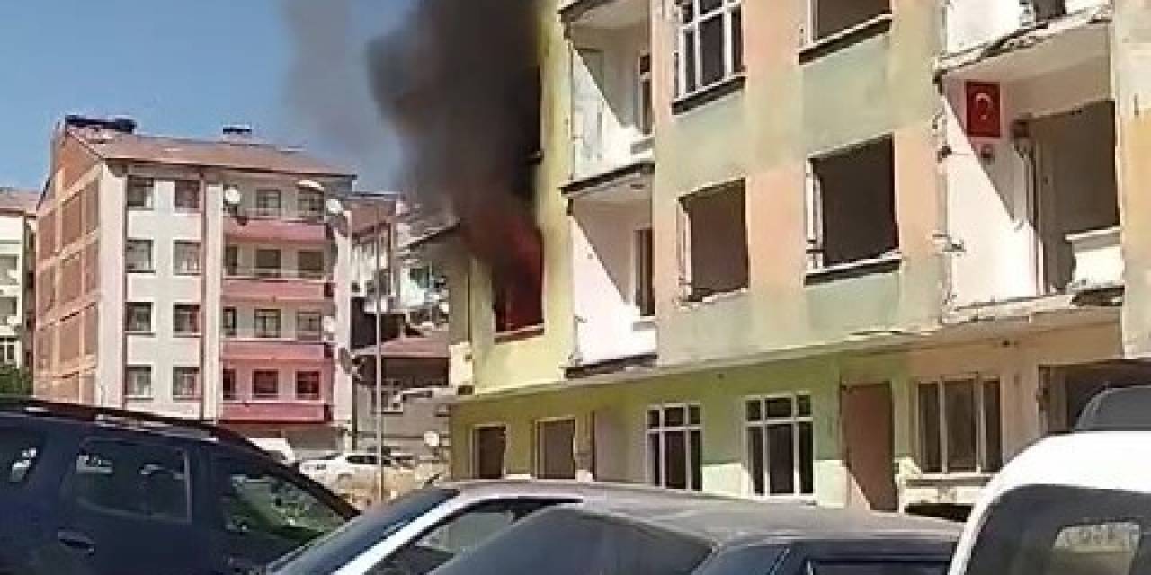 Elazığ’da Ağır Hasarlı Binada Yangın