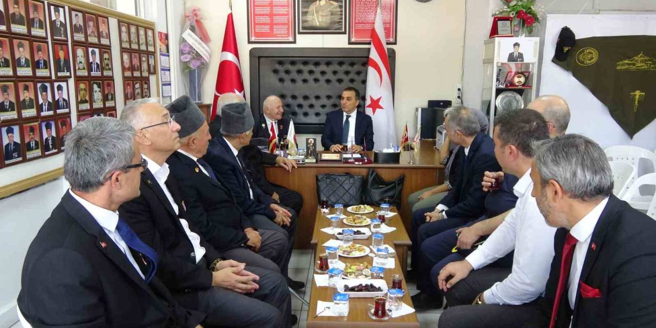 Vali Öksüz Ayağının Tozuyla Esnaf Ve Şehitlik Ziyaretinde Bulundu