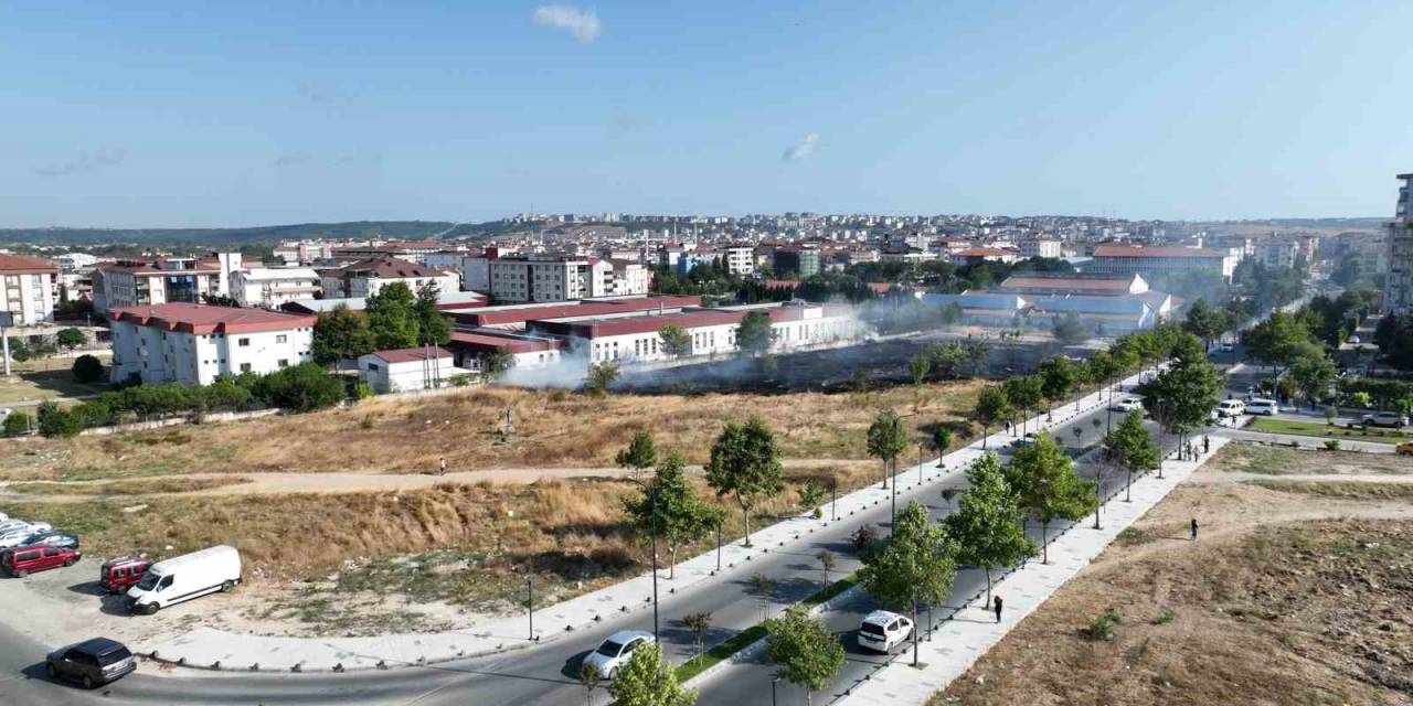 Tekirdağ’da Okulların Bulunduğu Bölgede Korkutan Yangın