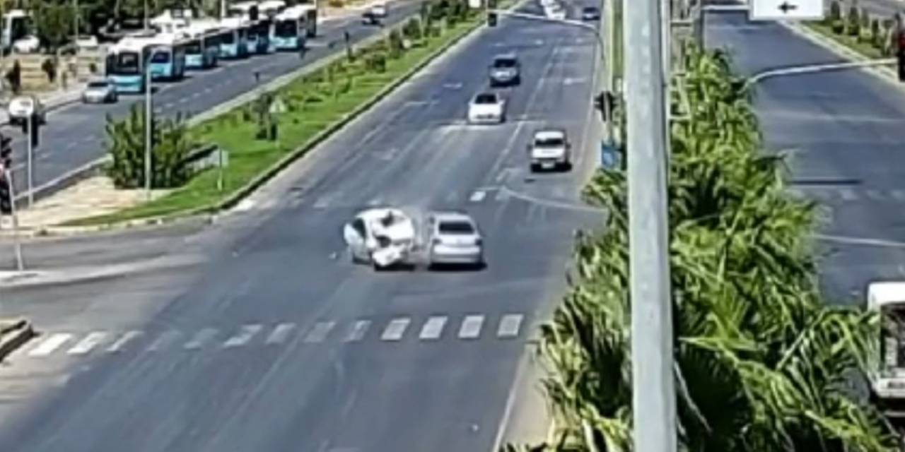 Kahramanmaraş’ta İki Otomobil Çarpıştı: 1’i Bebek 5 Yaralı