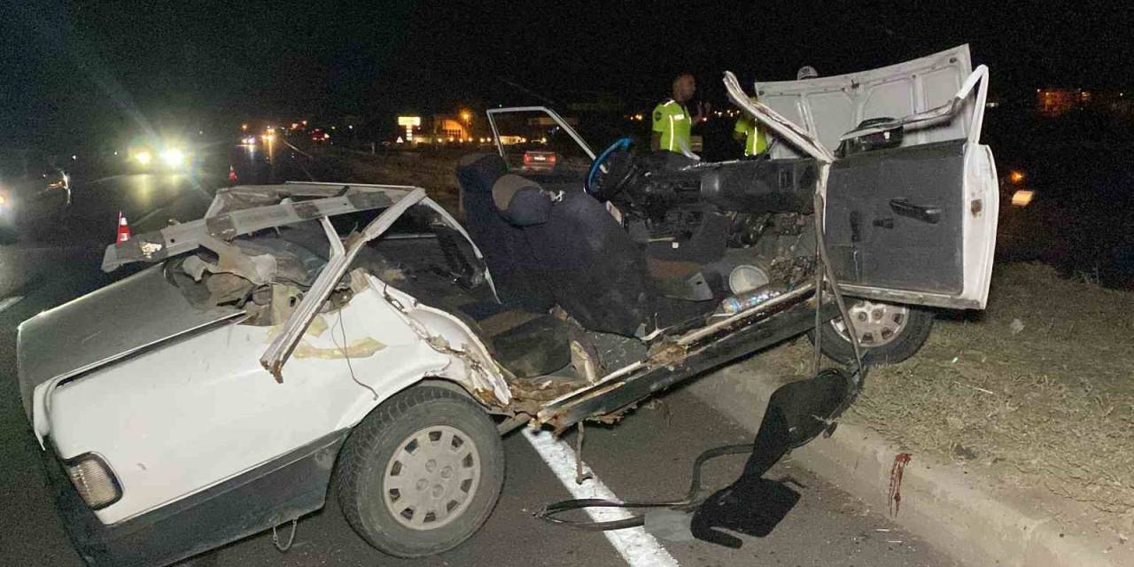 Tıra Arkadan Çarpan Otomobilin Tavanı Koptu: 1 Ağır Yaralı