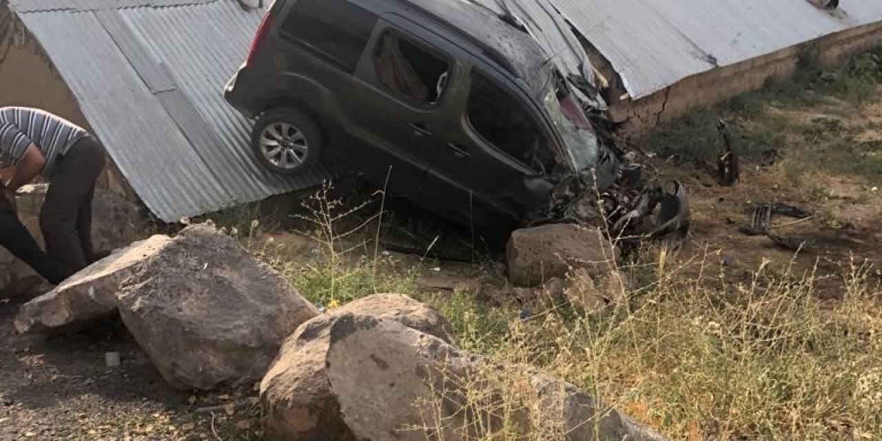 Ağrı’da Hafif Ticari Araç Şarampole Yuvarlandı: 9 Yaralı