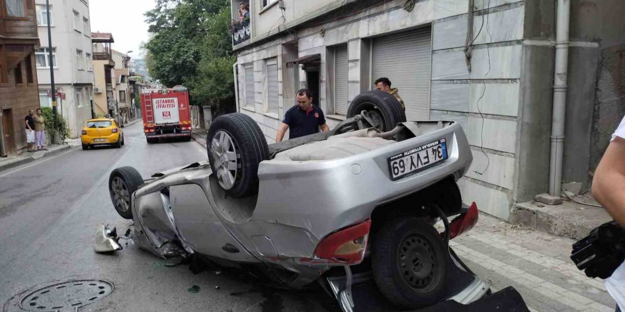 Üsküdar’da Kontrolden Çıkan Araç Direğe Çarptı: 5 Yaralı