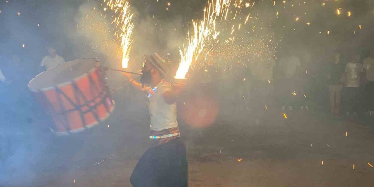 Elazığlı Davulcunun Ağzında Tuttuğu Meşale Ve Ateş Çemberindeki Yaptığı Şov Hayran Bıraktı