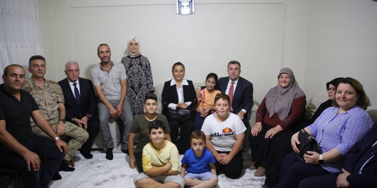 Vali Eldivan Şehit Ailesini Ziyaret Etti