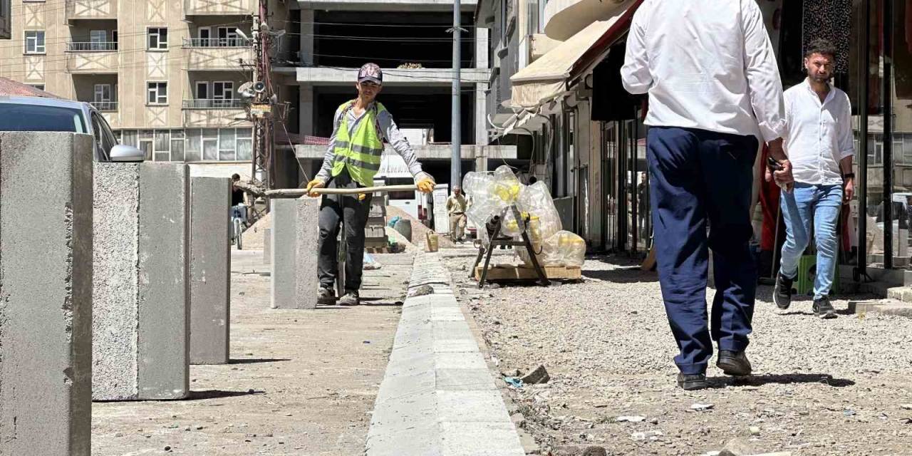 Yüksekova’da Kaldırım Yapım Çalışmaları Sürüyor
