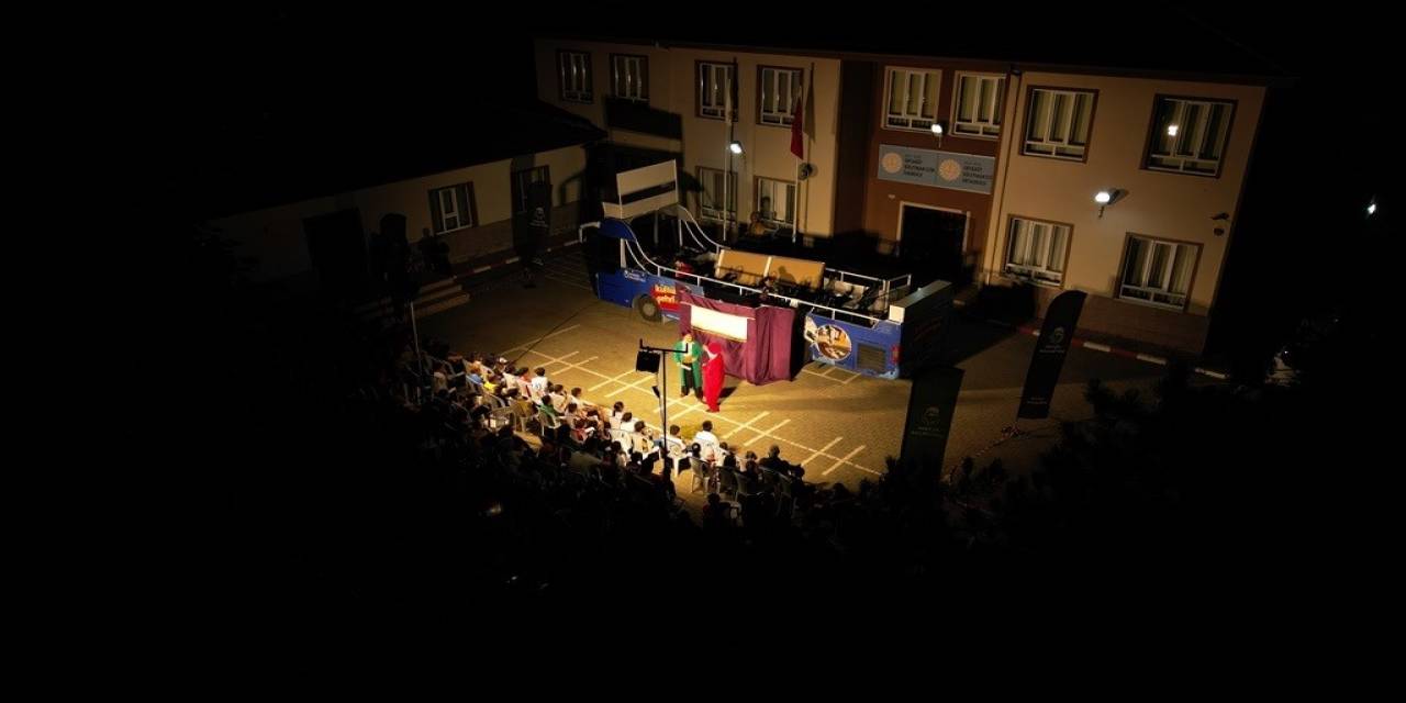 İnegöl’de Çocuklar Tiyatro İle Kahkahaya Doydu