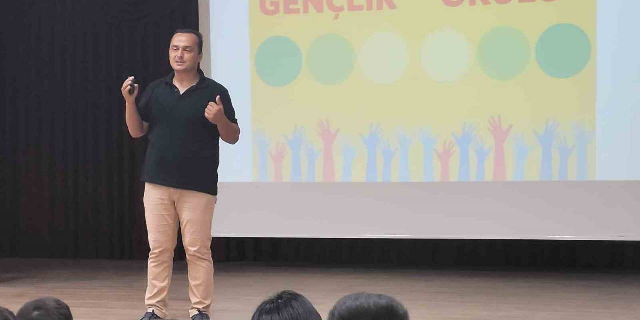 Gençlik Okulu Seminerleri Devam Ediyor