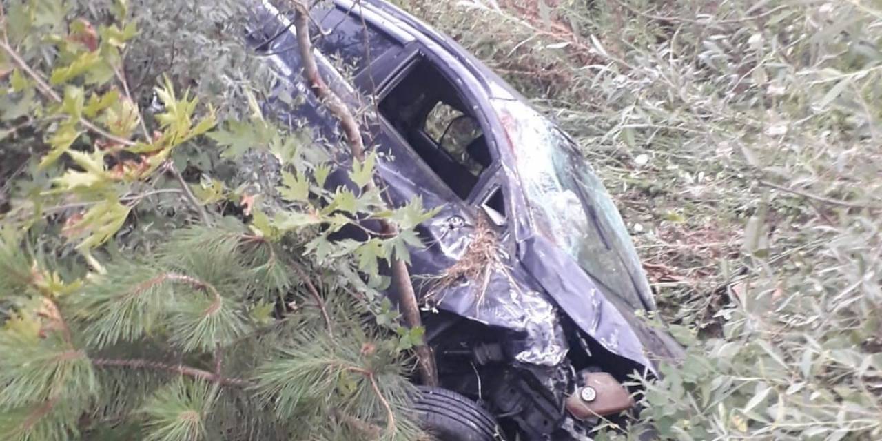 Şarampole Uçan Otomobilde 2 Kişi Yaralandı