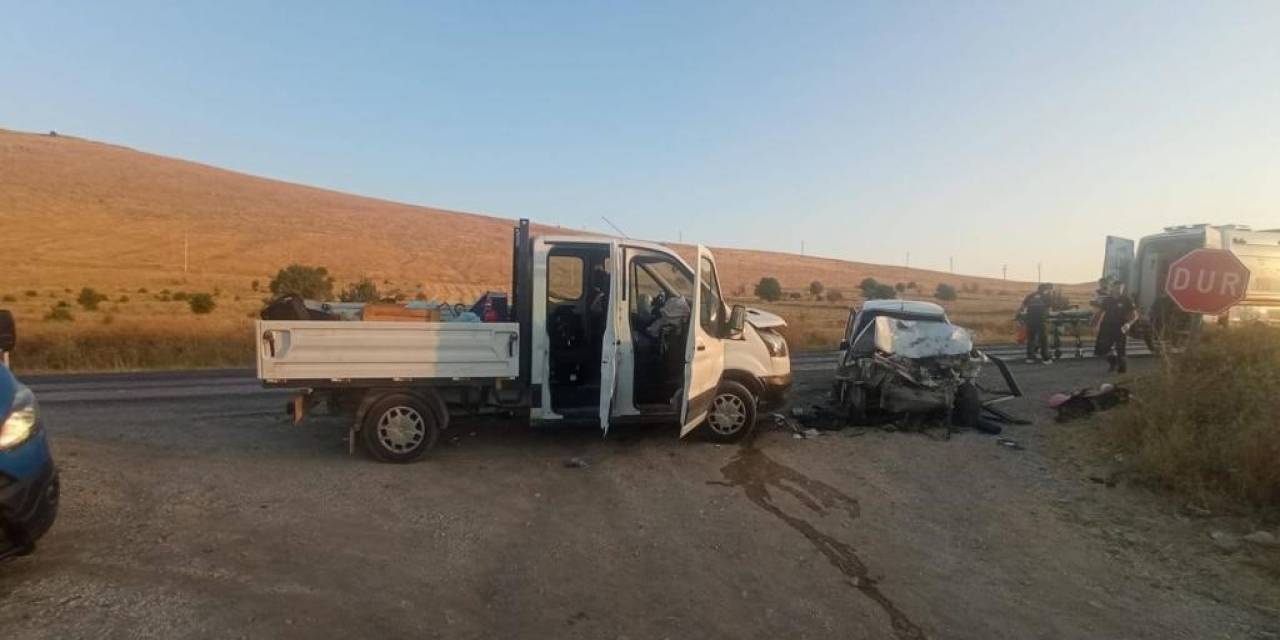 Sürücü Değiştirmek İsteyen Kamyonete Otomobil Çarptı, 2 Kişi Öldü