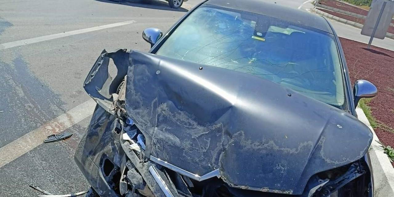 Hafif Ticari Araç İle Otomobilin Çarpıştığı Kazada 6 Kişi Yaralandı