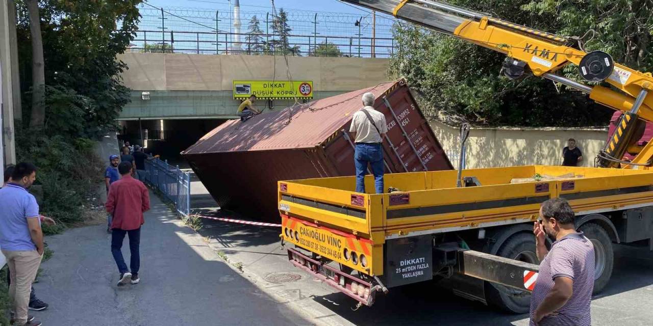 ‘Dikkat Düşük Köprü’ Tabelasını Görmeyen Tır Sürücüsü Alt Geçide Çarptı