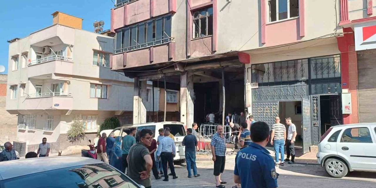 Mobilya Döşeme Dükkanındaki Yangın Eve Ve Arabaya Sıçradı