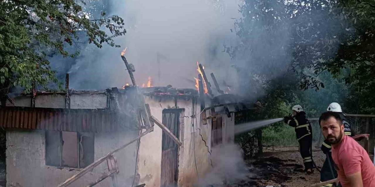 Burdur’da Bağ Evi Yangında Kül Oldu