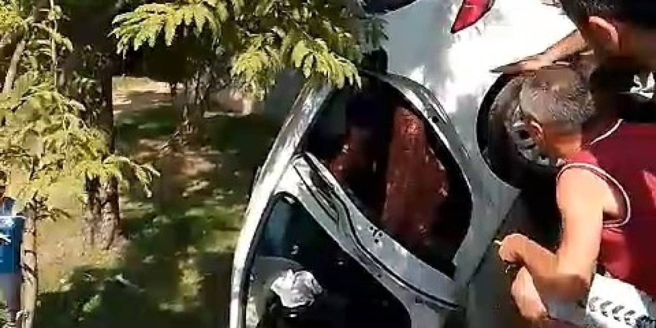 Yoldan Çıkan Otomobilin Şarampole Uçmaması İçin Vatandaşlar Tuttu