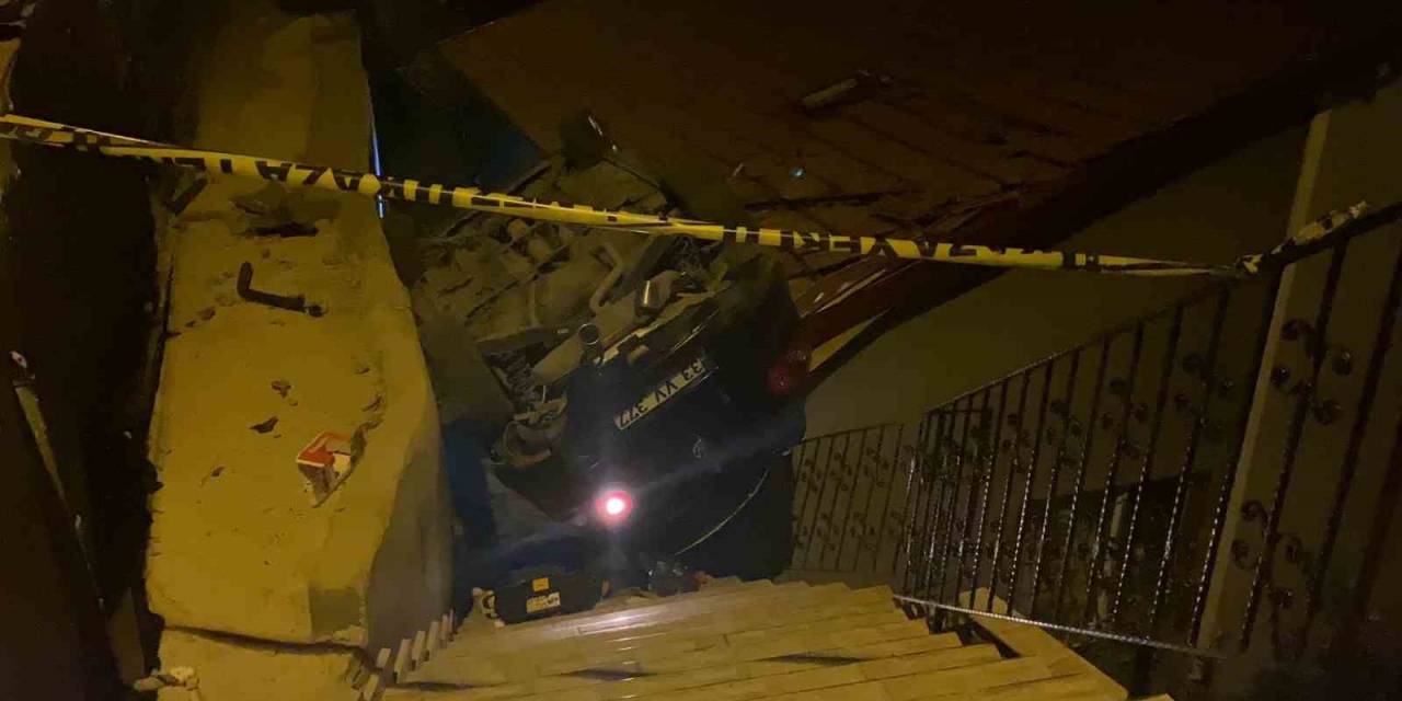 Silahlı Saldırıya Uğradı, Kaçmaya Çalışırken Aracıyla Evin Çatısına Uçtu