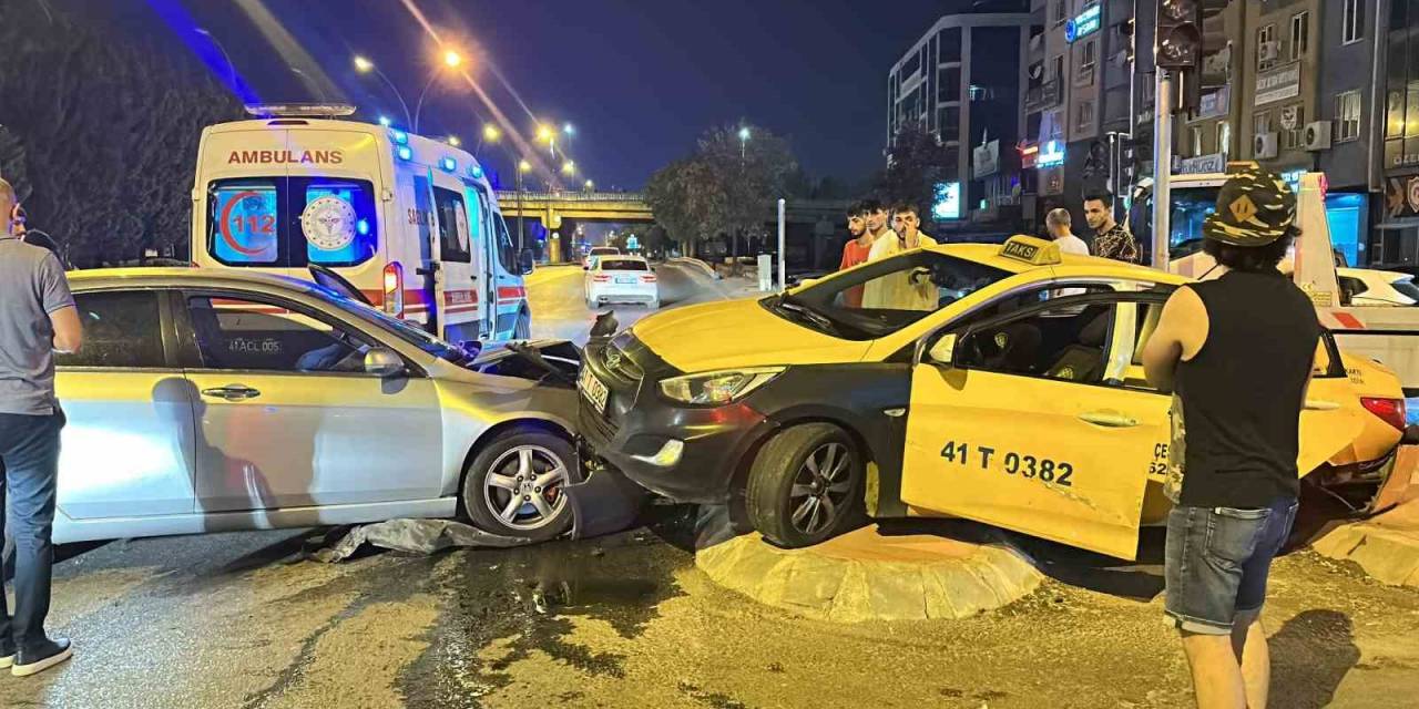 Ticari Taksi İe Otomobil Çarpıştı: 3 Yaralı