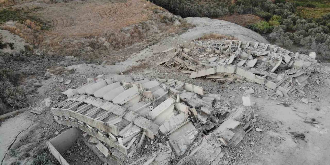 Dinamitle Patlatılan 16’şar Katlı İki Bina Bir Anda Yerle Bir Oldu, O Anlar Kamerada