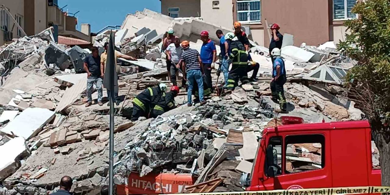 Hasarlı Bina Kepçe Operatörünün Üzerine Yıkıldı