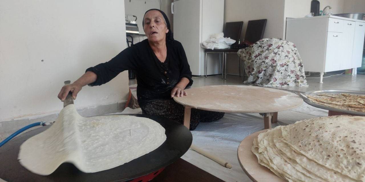 Depremzede Fadime Teyze, Enkazdan Kurtardığı İki İneğini Satarak Kendi İşinin Patronu Oldu