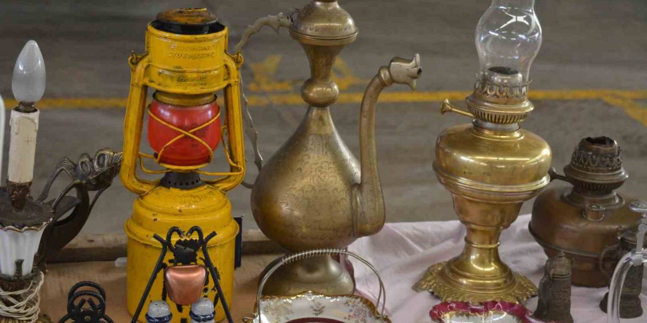 Aliağa’daki Antika Pazarı Vatandaşları Geçmişe Götürüyor