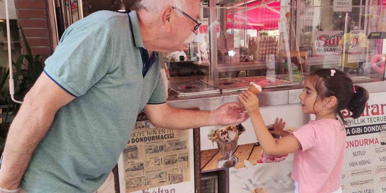“Süt Dede”den Çocuklara 40 Yıldır Ücretsiz Dondurma