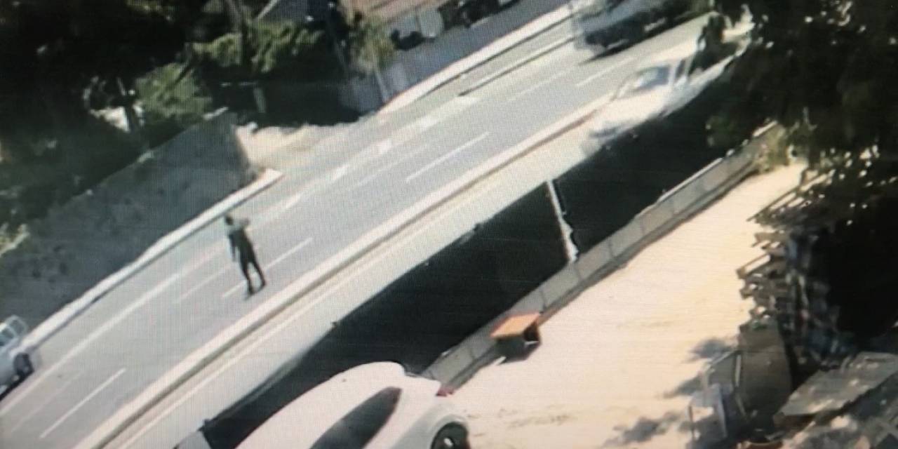 Kağıthane’de Yol Kapatıp Araçlara Taş Atan Şahıs Kamerada: Sürücülere Zor Anlar Yaşattı