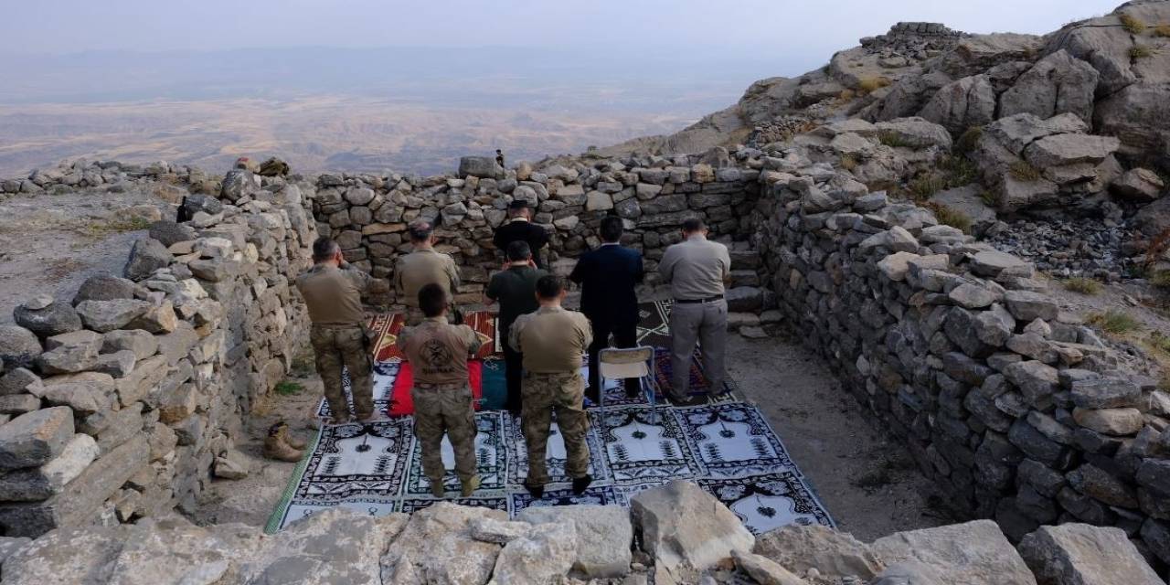 Vali Atay, Cudi Dağında Namaz Kılıp Dua Etti