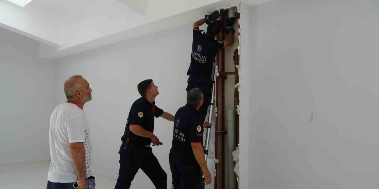 Tahliye Borusuna Sıkışan Kedi İçin Ekipler Seferber Oldu