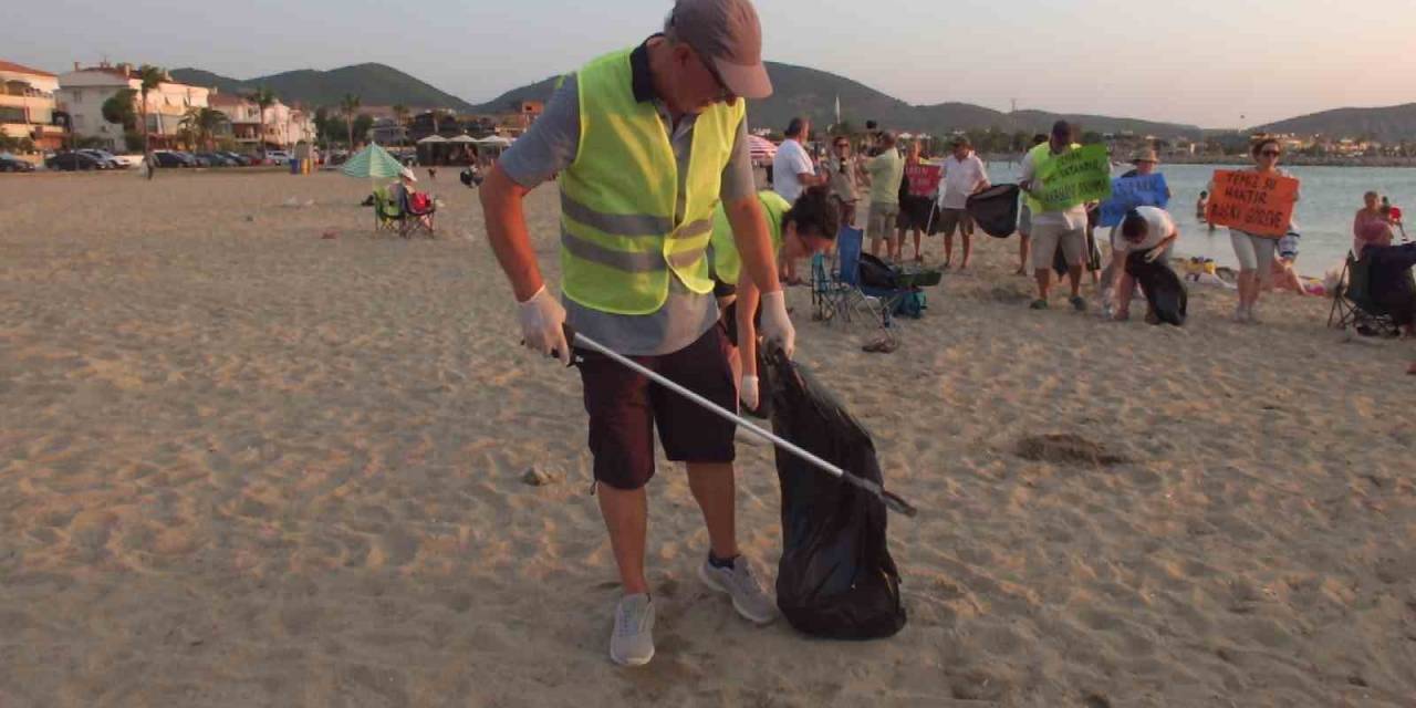 Balıkesir’de Çevreciler Plaj Temizliği Yaptı