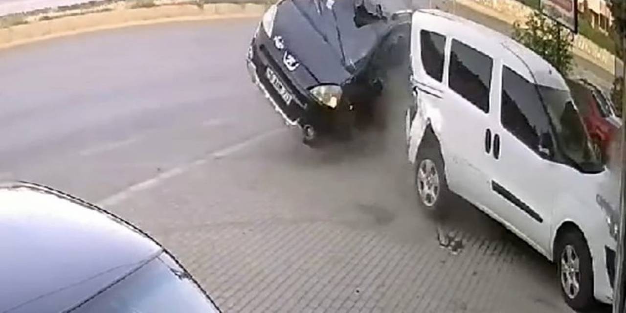Park Halindeki 3 Otomobile Çarpan Aracın Görüntüleri Güvenlik Kamerasına Yansıdı