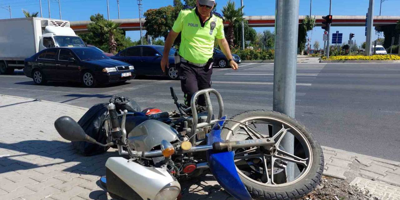 Samsun’da Otomobil Kırmızı Işıkta Bekleyen Motosiklete Çarptı: 1 Yaralı