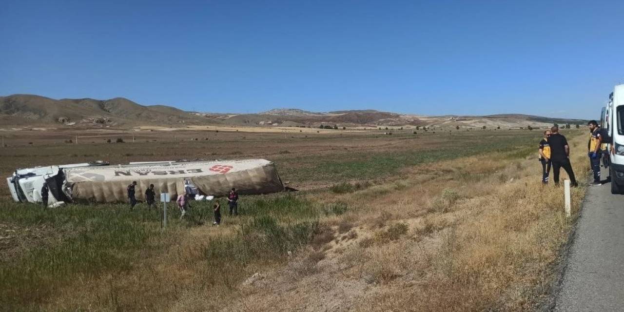 Sivas’ta Devrilen Tırın Sürücüsü Yaralandı