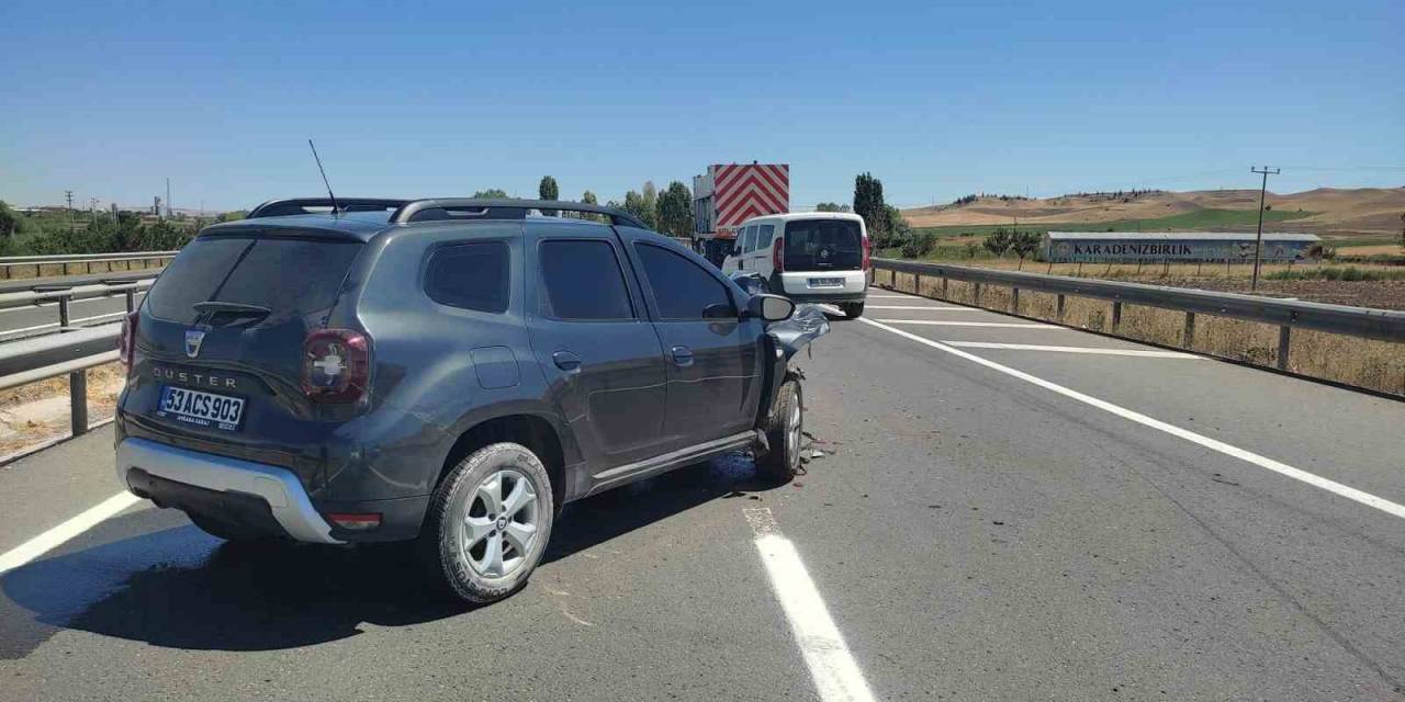 Kamyon İle Otomobil Çarpıştı: 1 Yaralı