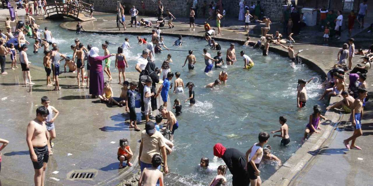 Plajı Andıran Görüntülerde Çocuklar Bazal Taşlarında Güneşlendi