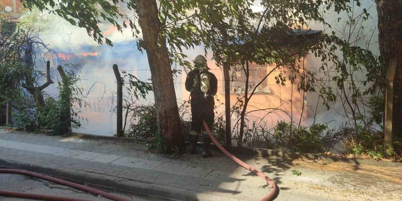Müstakil Ev Alevlere Teslim Oldu