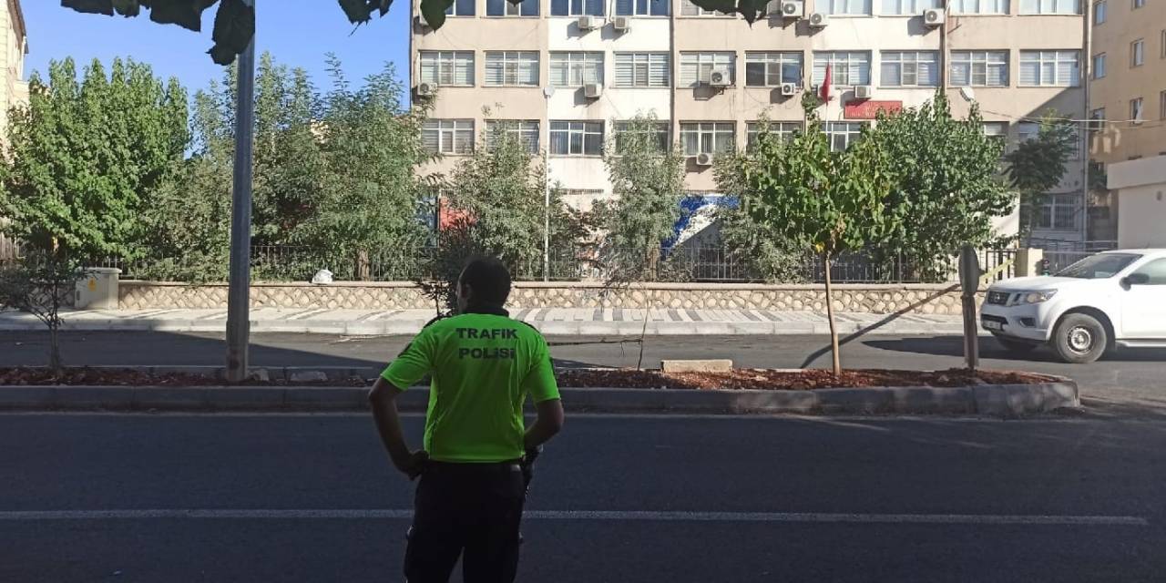 Ömerli Kaymakamlığı Önünde Şüpheli Paketten Alışveriş Malzemesi Çıktı