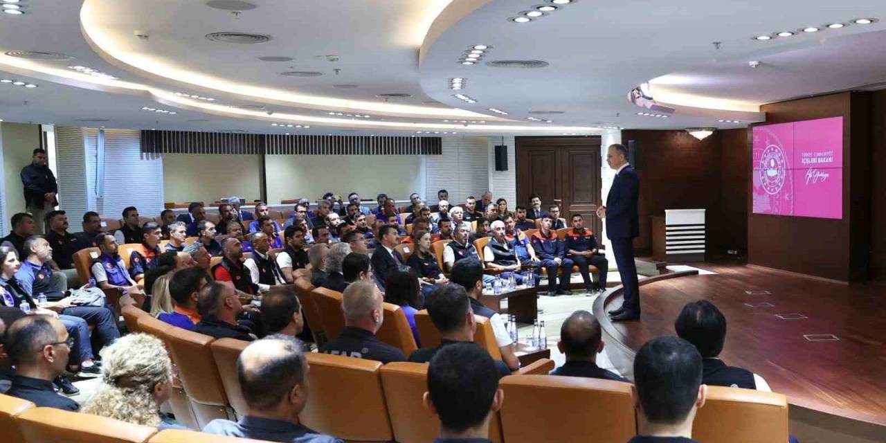 Bakan Yerlikaya Afad Yöneticileri İle Bir Araya Geldi