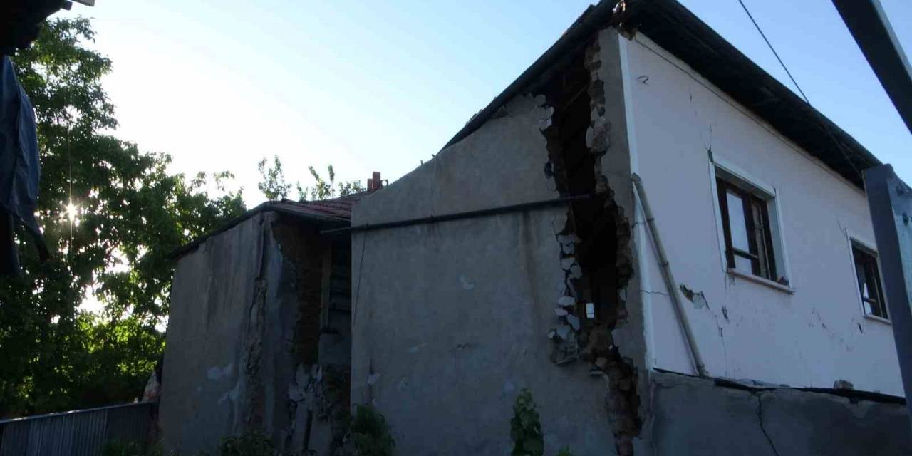 Malatya’da 5.3’lük Depremde Göçük Meydana Gelen Ağır Hasarlı Ev Korkutuyor
