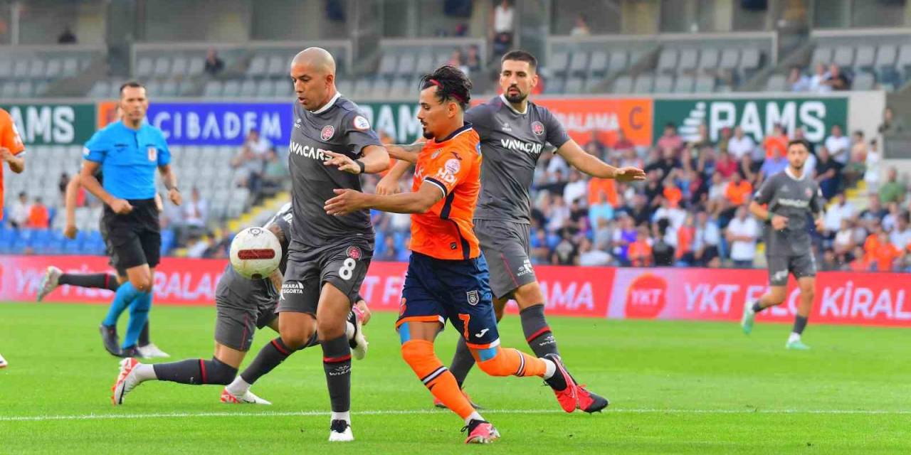 Trendyol Süper Lig: Rams Başakşehir: 0 - Fatih Karagümrük: 2 (İlk Yarı)