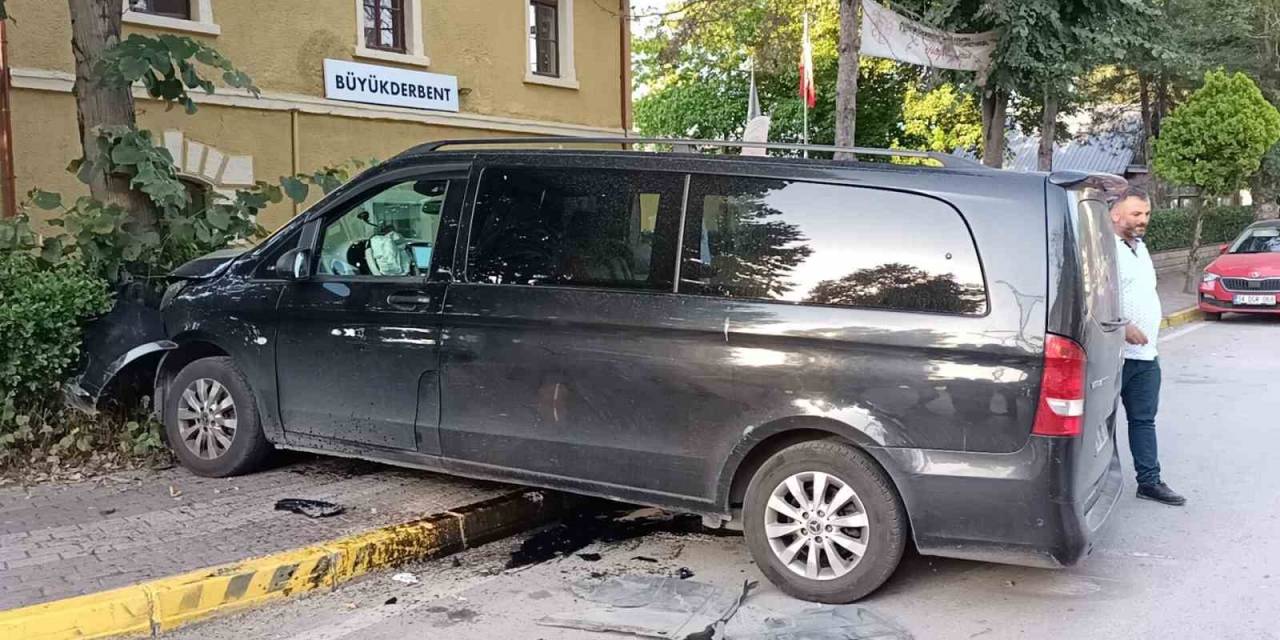Turistleri Taşıyan Minibüs Ağaca Çarptı: 6 Yaralı