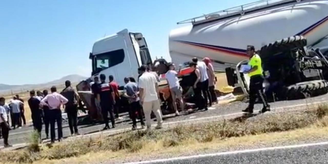 Aksaray’da Tır Traktöre Çarptı: 1 Ölü, 1 Ağır Yaralı