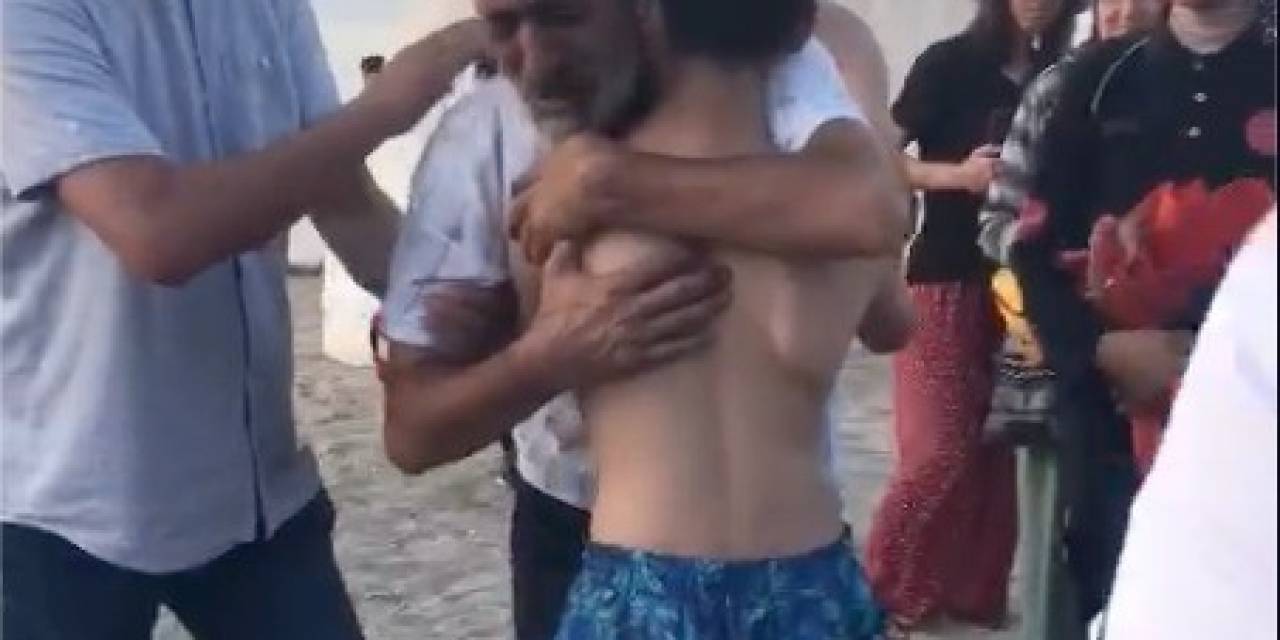 Öldü Sandığı Oğlunun Yürüyerek Geldiğini Görünce Sevinçten Gözyaşlarına Boğuldu