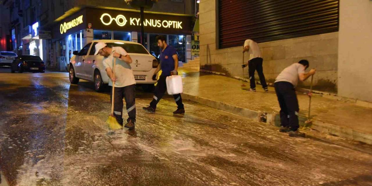Bilecik’te Cadde Ve Sokakları Yıkadı, Çöp Konteynerlerini Dezenfekte Etti