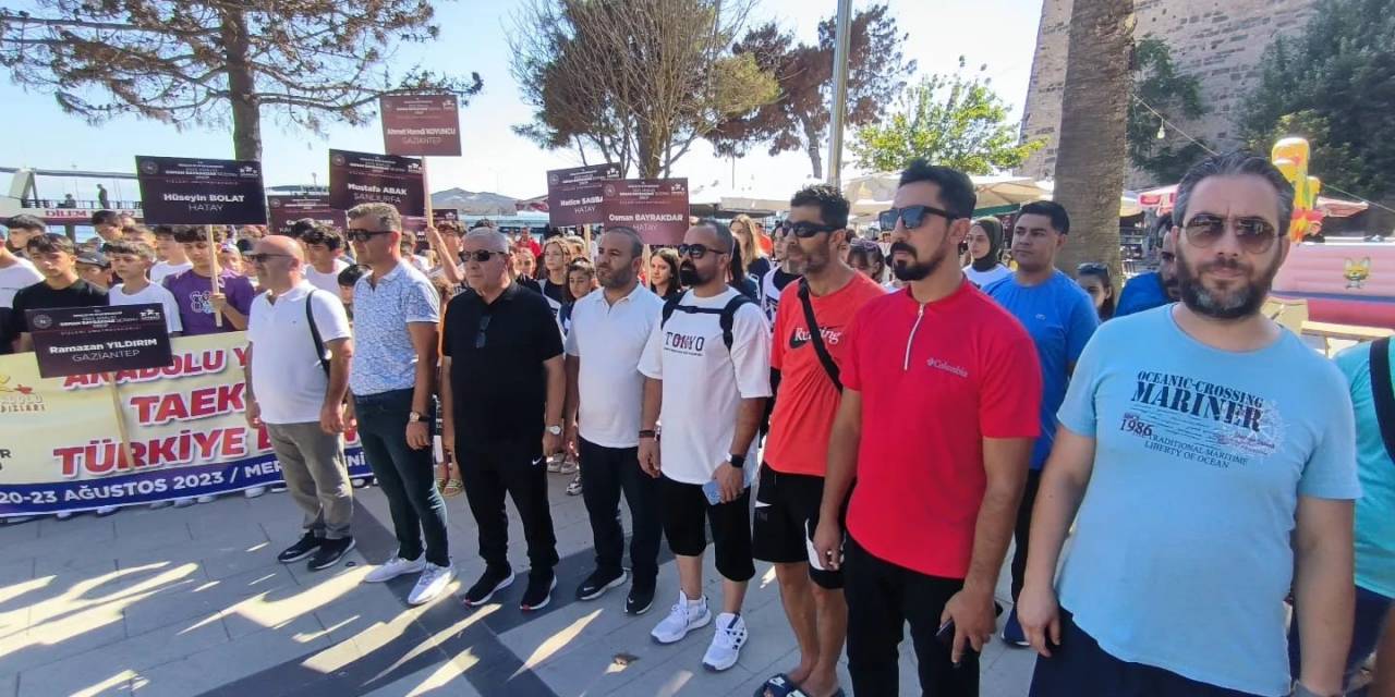 Genç Tekvandocular Şampiyona Öncesi Moral Depoladı