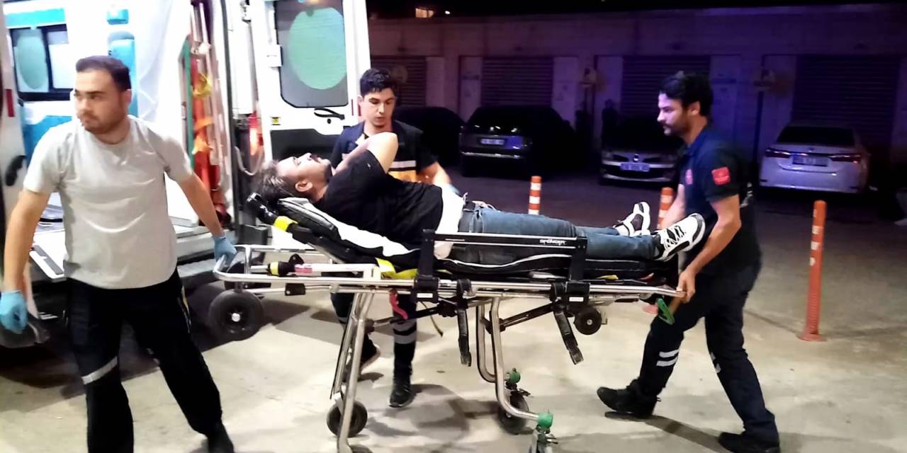Parkta İki Grup Arasında Bıçaklı Kavga: 3 Yaralı