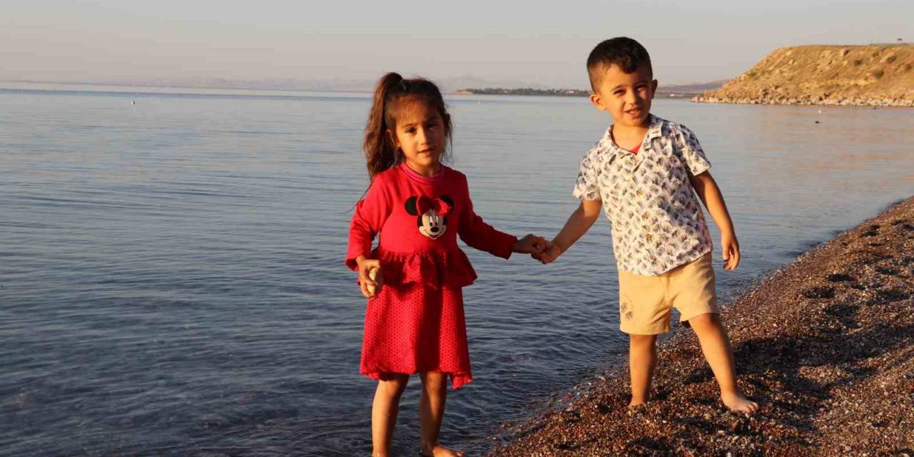 Van Gölü’nde Yüzerek Serinliyorlar