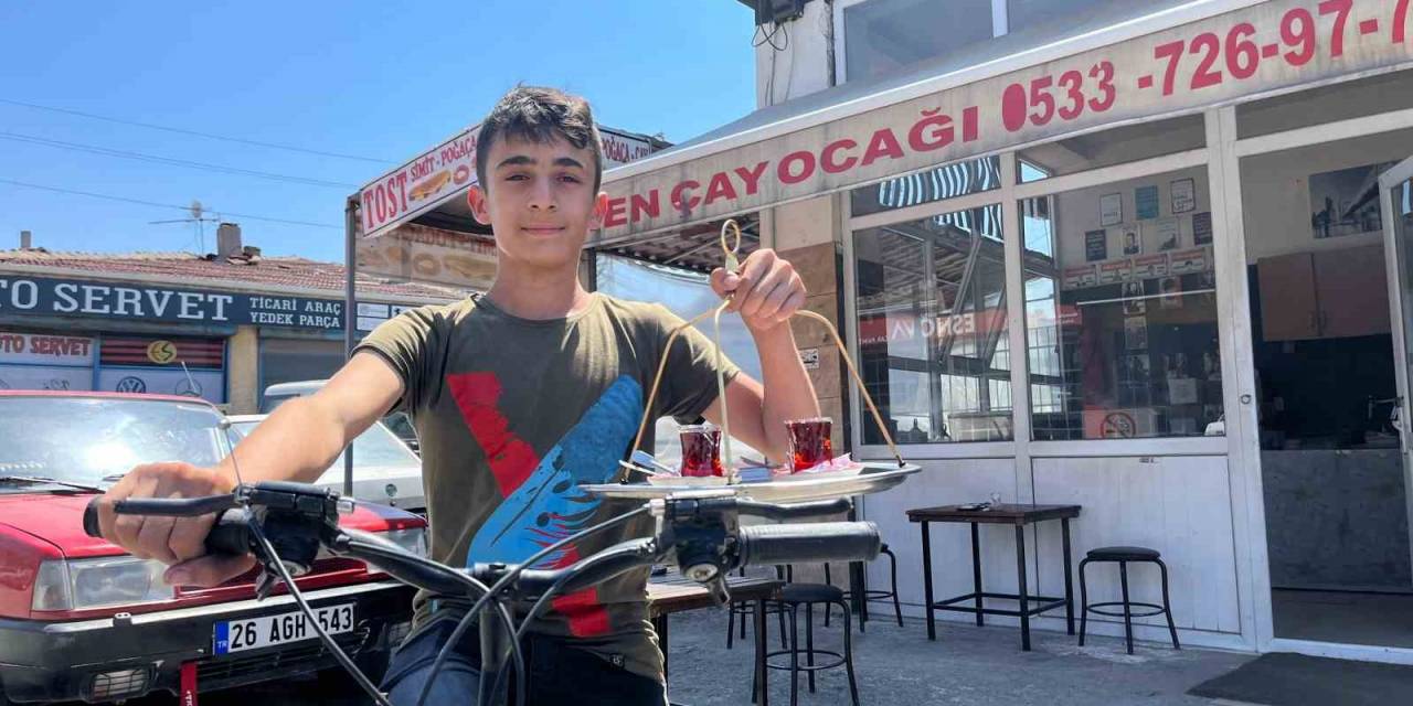 Bisiklet Üzerinde Günde 600 Bardak Çay Dağıtıyor